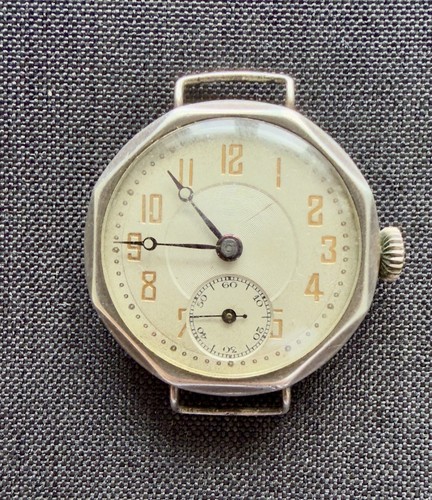 Antico orologio meccanico